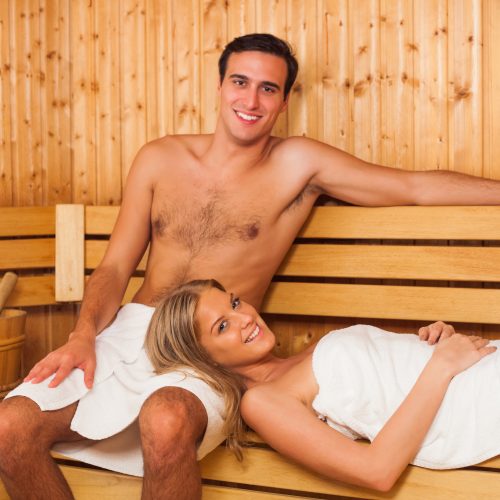 Ein junges Paar in der Sauna