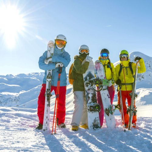 Vier Snowboarder auf der Piste