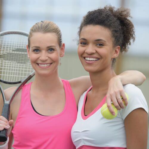 Zwei junge Frauen beim Tennis