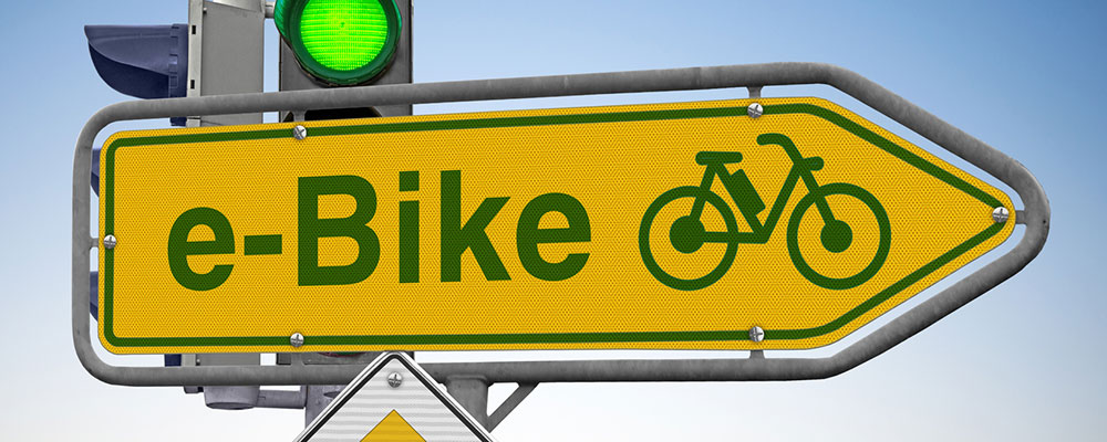 Die rechtliche Stellung des E-Bikes im Straßenverkehr ist nicht immer einfach. Wir helfen dir, dich durch den StVO-Dschungel zu kämpfen.