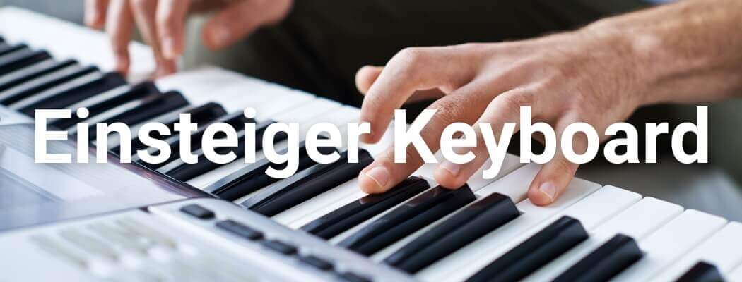 Lehrerin bringt Keyboard bei