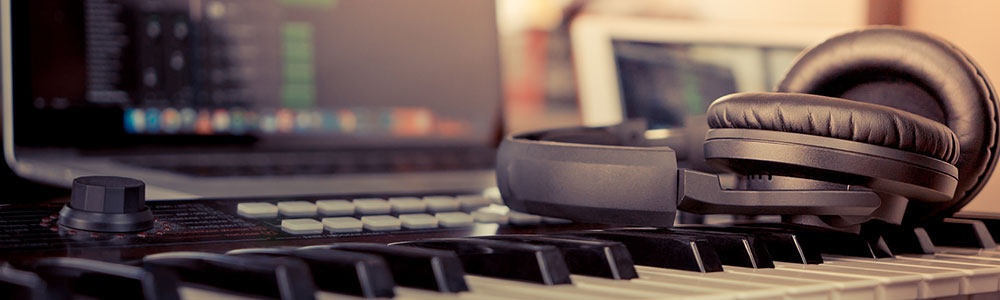 Mit dem richtigen Equipment kannst du Songs von deinem E-Piano am PC aufnehmen.